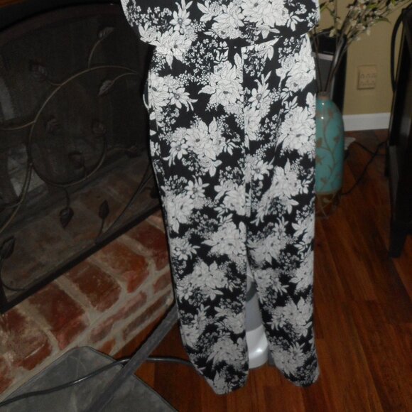 Black and White Vince Camuto Floral Jumpsuit, pockets, size 6 - Picture 9 of 9